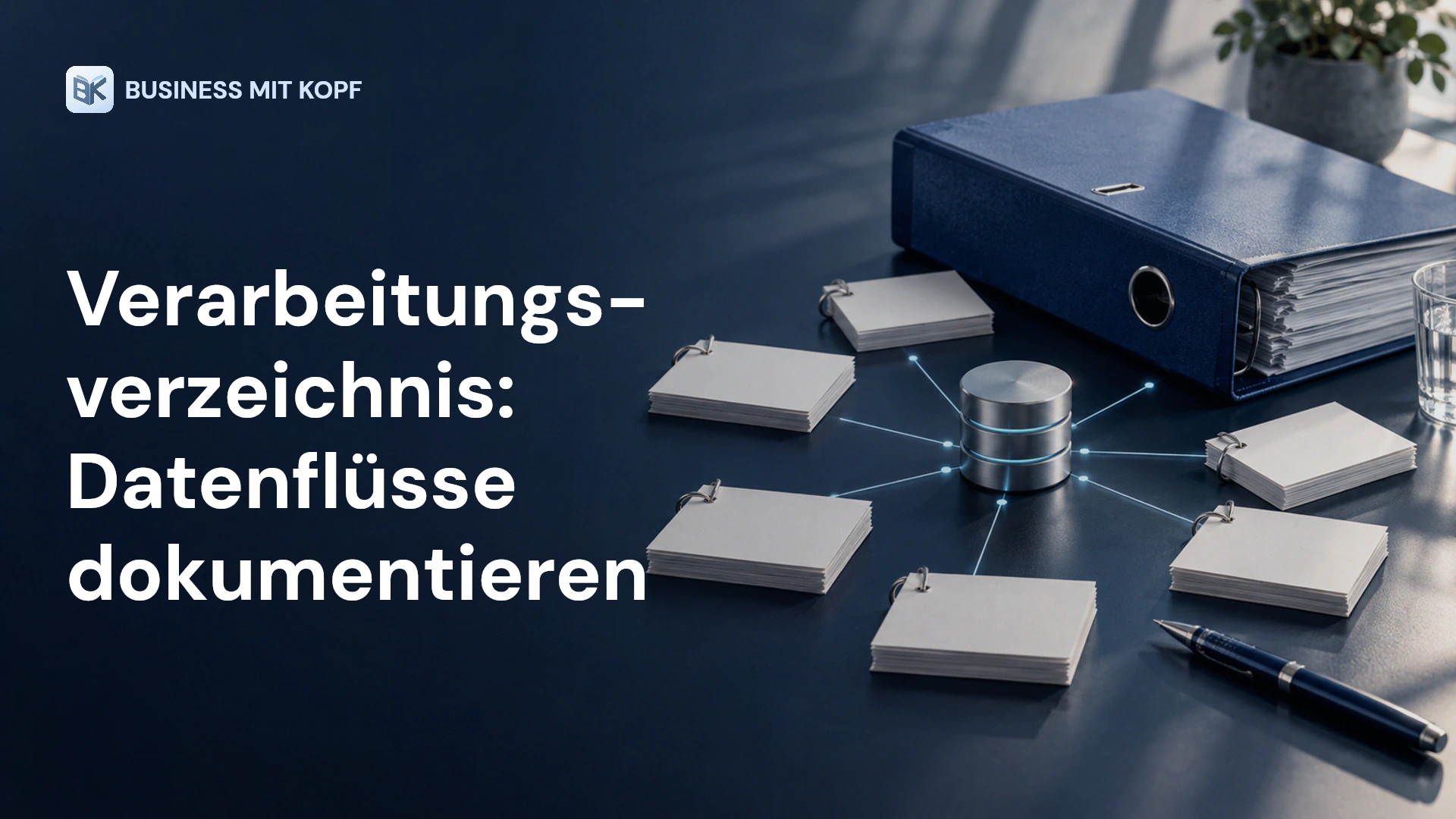 Ordner, Karteikarten und verknüpfte Datenbank. Titel: Verarbeitungs- verzeichnis: Datenflüsse dokumentieren.