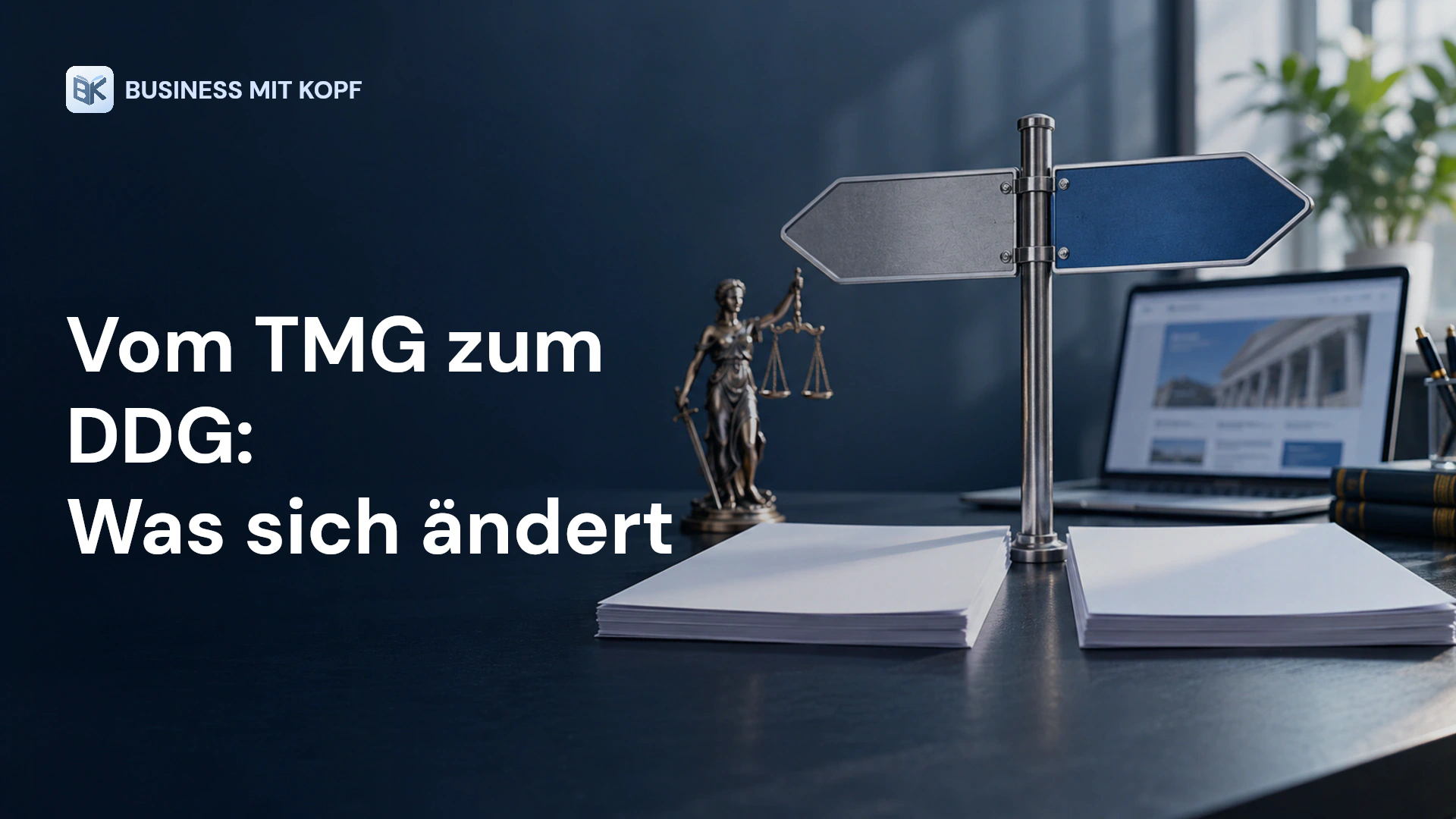 Dokumente und blauer Übergangspfeil. Titel: Vom TMG zum DDG: Was sich ändert.
