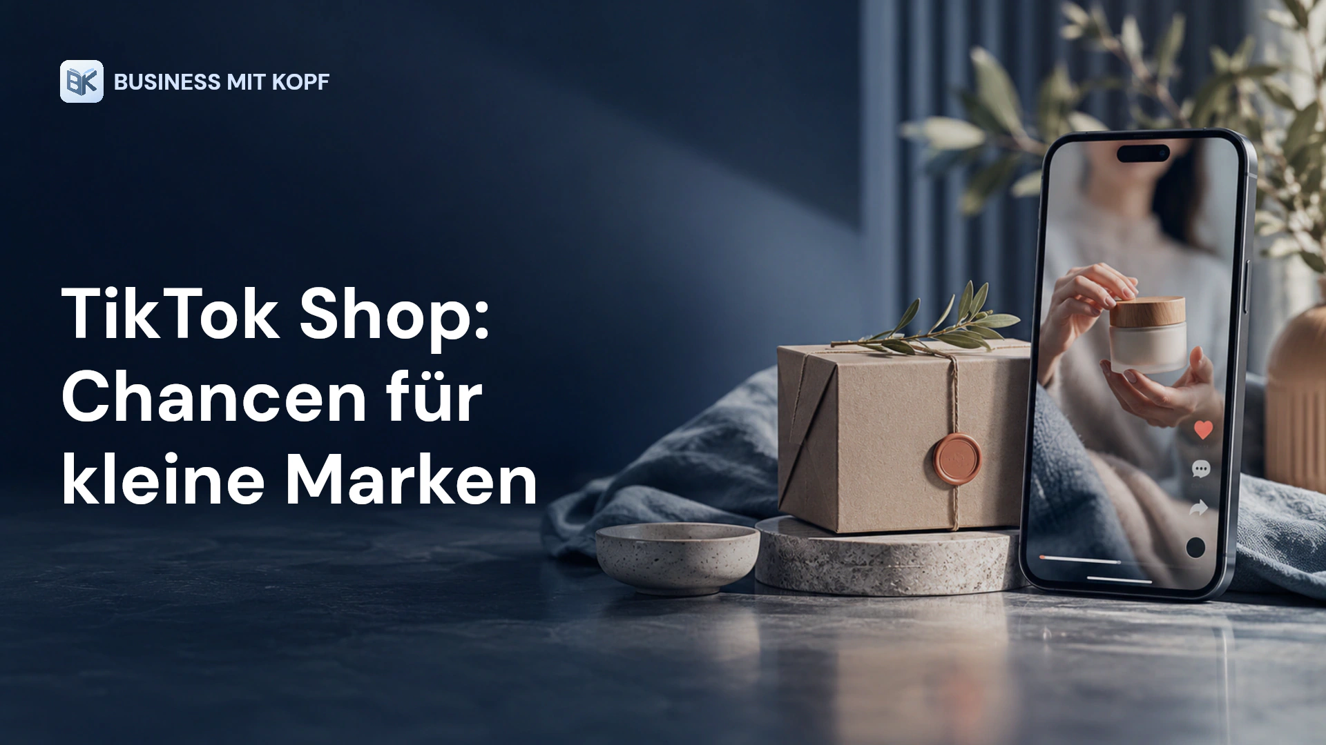 Smartphone, Produktpaket und Shopping-Video. Titel: TikTok Shop: Chancen für kleine Marken.