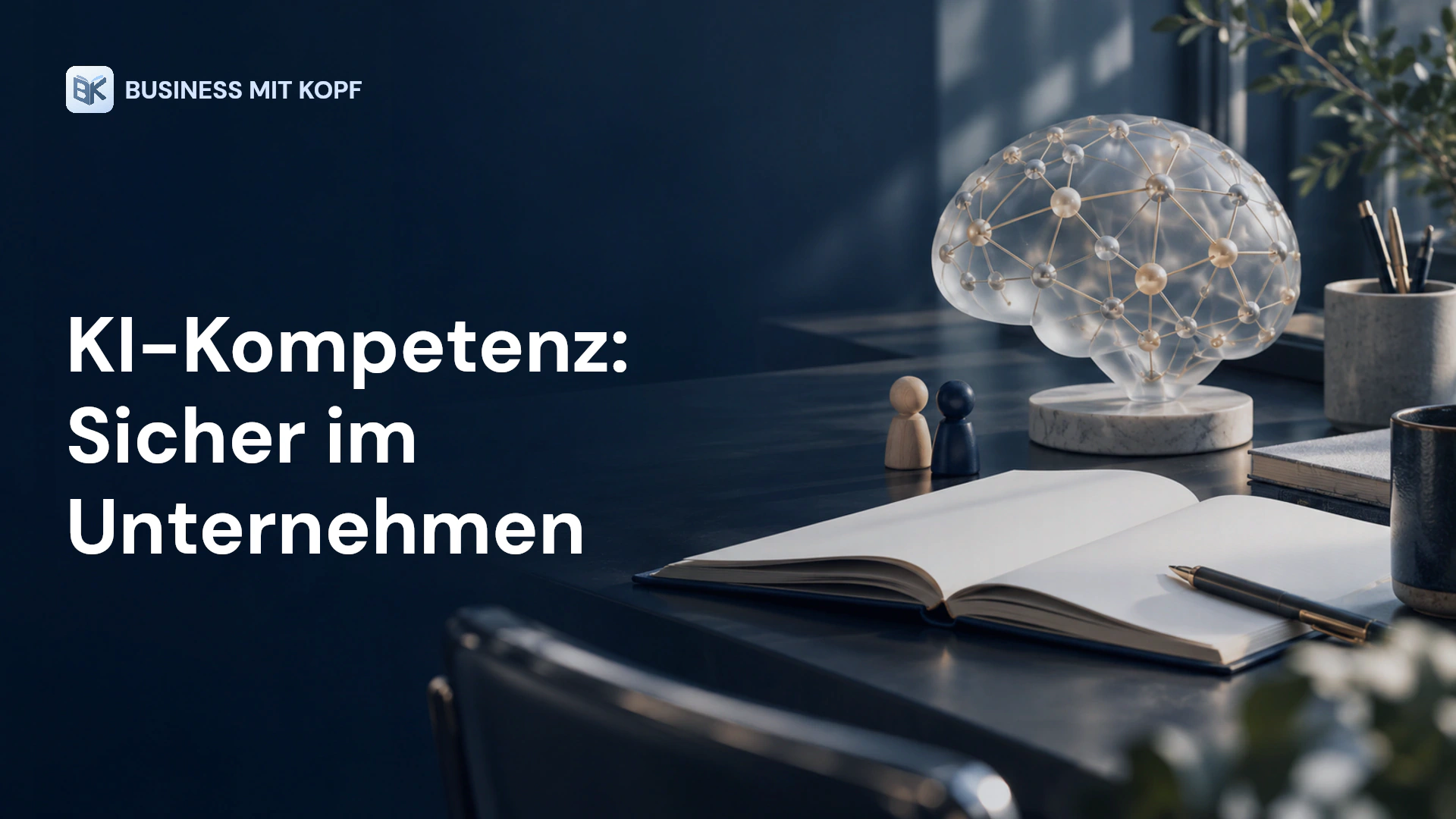 Arbeitsbuch und KI-Netzwerk auf einem Schulungstisch. Titel: KI-Kompetenz: Sicher im Unternehmen.