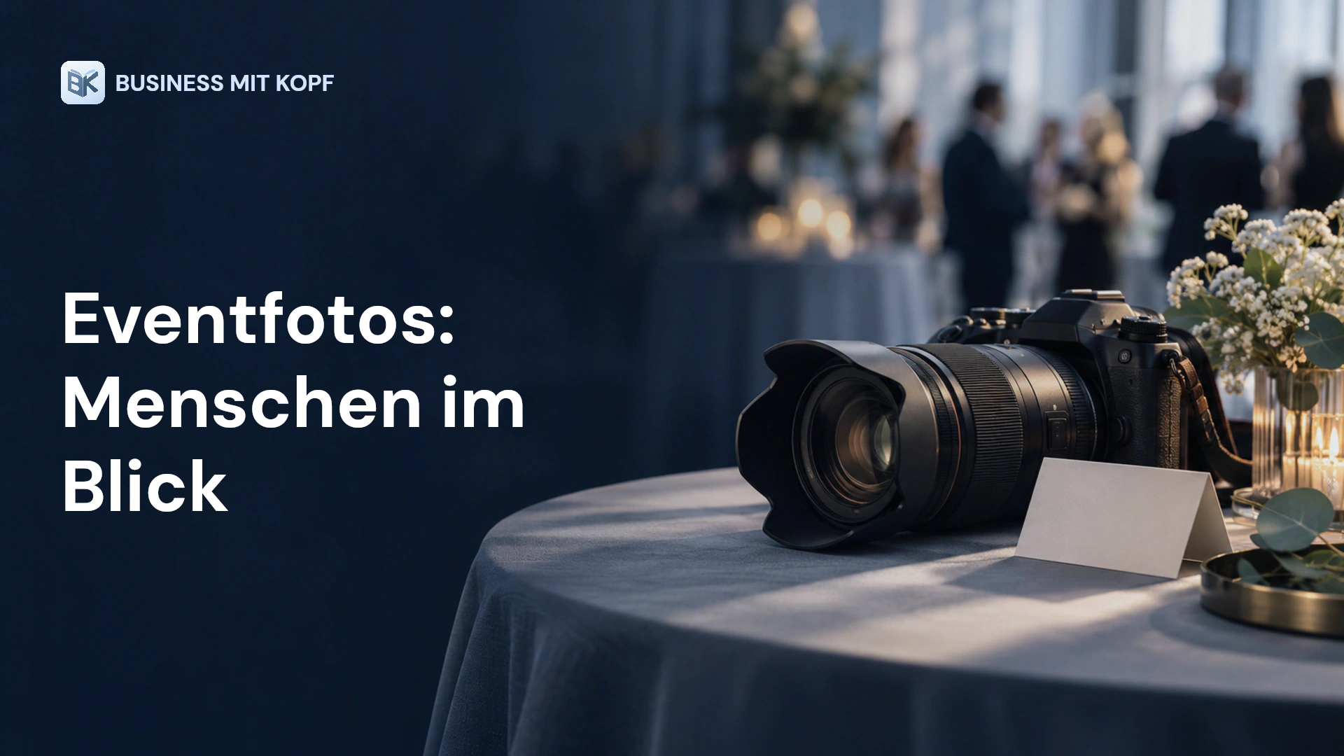 Kamera, unscharfe Veranstaltung und Zustimmungskarte. Titel: Eventfotos: Menschen im Blick.