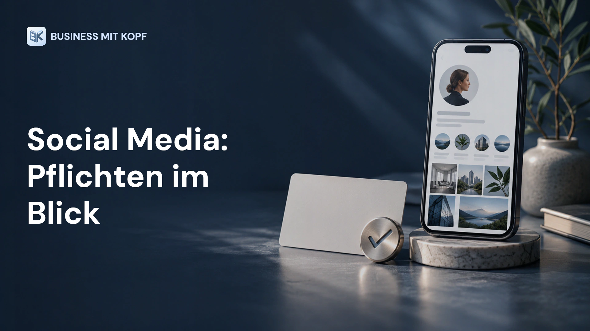 Smartphone-Profil und Informationskarte. Titel: Social Media: Pflichten im Blick.