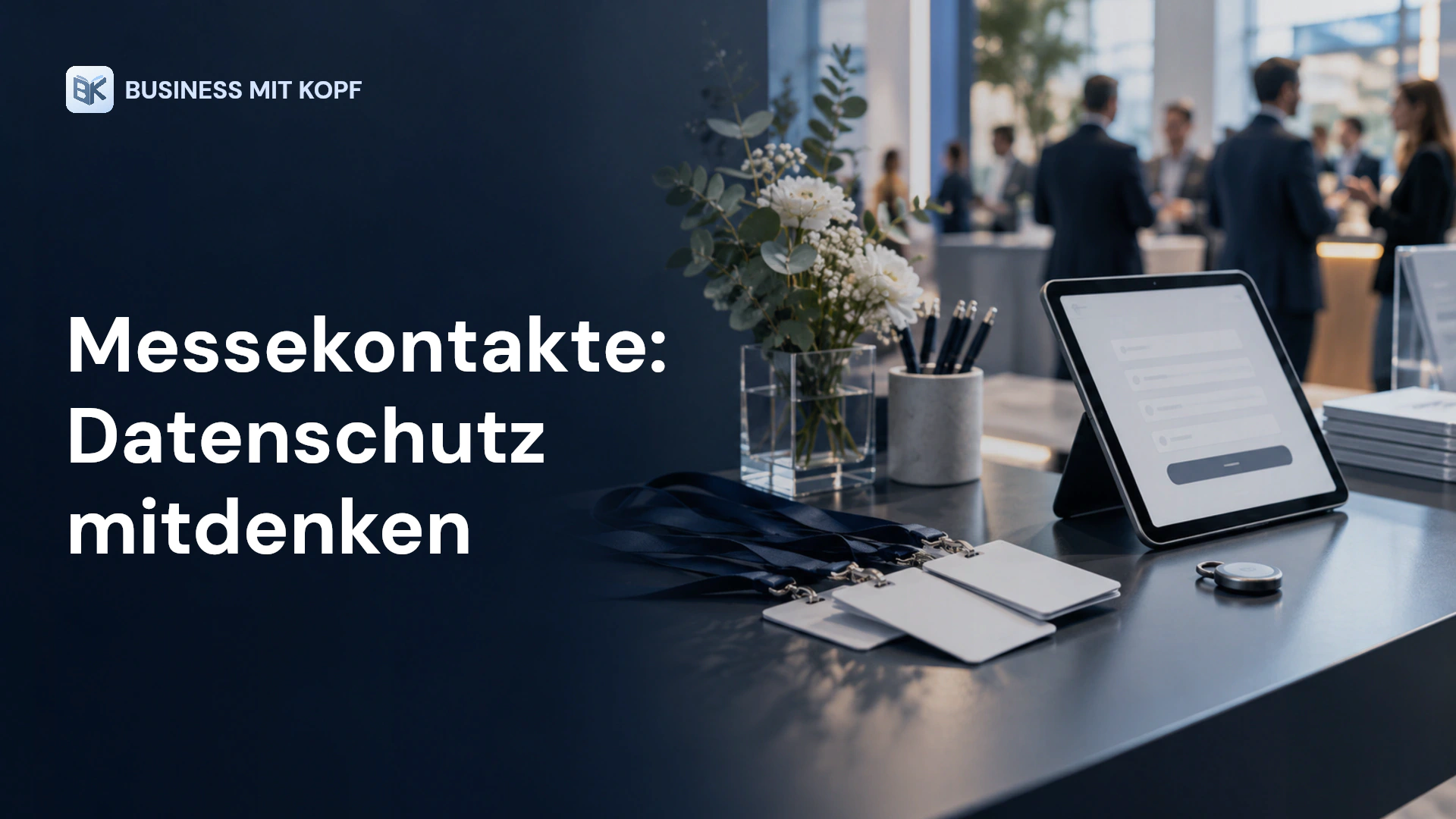 Messeausweise, Tablet und Datenschutzsymbol. Titel: Messekontakte: Datenschutz mitdenken.